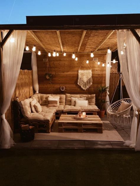 Backyard Deck Ideas, Small Apartment Balcony Ideas, Creative Backyard, Chill Lounge, Palette Furniture, Diy Porch Swing, Diy Backyard Patio, Terrace Decor, Courtyard Gardens Design