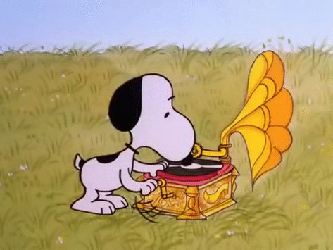 Snoopy phonograph gif Garfield And Snoopy, Snoopy Icons, Snoopy Videos, Snoopy Dog, Snoopy Cartoon, Snoopy Funny, Peanuts Cartoon, Snoopy Wallpaper, Snoopy Pictures