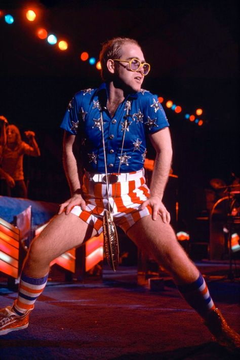 30 Flamboyant Stage Costumes of Elton John During the 1970s ~ vintage everyday Elton John Stage Costumes, Elton John 70s Style, Aesthetic Costumes Men, Mens Halloween Costumes Aesthetic, Rocketman Costumes, Band Outfits Stage Men, Elton John Party Theme, Flamboyant Outfits Men, Elton John 80s