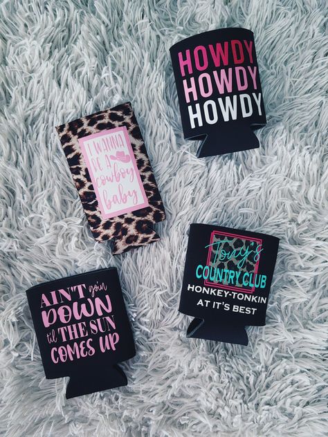 Cute Can Coozies, Western Koozie Ideas, Sublimation Koozie Designs, Country Koozies, Western Koozies, Can Koozie Ideas, Koozie Ideas Vinyl, Koozie Sayings, Koozies Diy