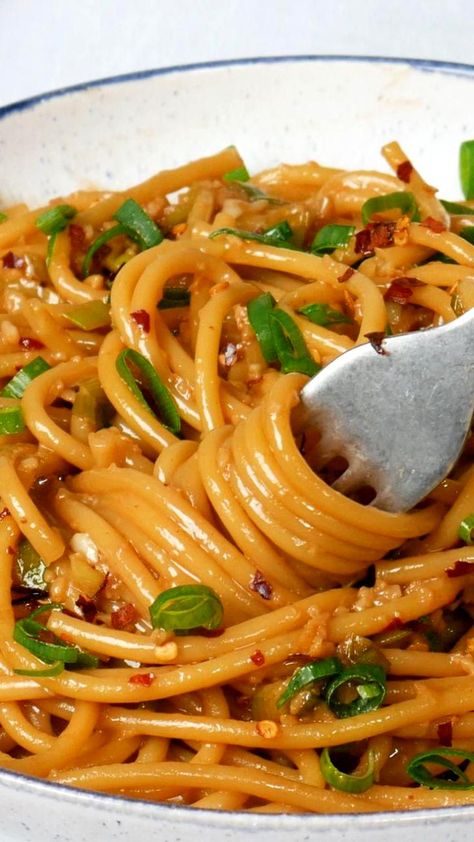 Easy, sweet, salty, and super garlicky, these Vegan Garlic Noodles might just become your new favorite go-to meal. With just 5 ingredients and no oil or dairy, this dish is quick and easy, coming together in just 15 minutes Dinner Background, Dinner Ideas With Ground Beef, Ideas With Ground Beef, Bowls Dinner, Easy Dinner Recipe Ideas, Aesthetic Restaurant, Plats Healthy, Aesthetic Dinner, Dinner Beef