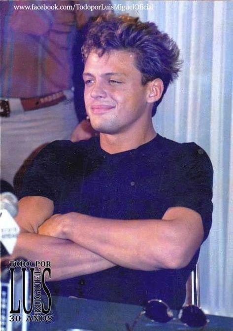 #luismiguel #20años 😍😍 Miguel Concert, Miguel Singer, Hairstyles For Teenage Guys, Men Haircut Curly Hair, Teenage Guys, Men Haircut Styles, 90s Hairstyles, Concert Fits, Elegante Casual