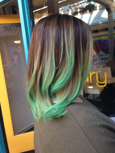 Pravana Mint ombré hair #pravana #mint #ombre #hair Green Highlights Blonde Hair, Blonde Hair With Green Tips, Mint Ombre Hair, Green Balayage, Green Hair Ombre, Haircolor Ideas, Mint Green Hair, Natural Brown Hair, Reddish Brown Hair