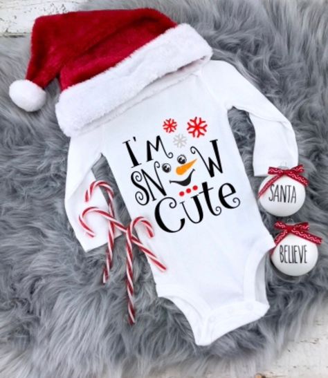 This listing for 1 bodysuit with heat transfer vinyl design. We us different brands of children's t-shirts/bodysuits in our shop, depending on the size chosen and availability. If you are not sure of the size to order, please message us so we can help you decide before you place your order. ** Although we make our best effort to ensure that the colors display accurately, it is impossible to guarantee that the colors that display on your screen will be an exact match.** Our garments are all profe Cute Babys, Christmas Onsies, Christmas Baby Clothes, Christmas Onesies, Onesie Ideas, Christmas Bodysuit, Babys First Christmas, Cricut Baby, Christmas Onesie