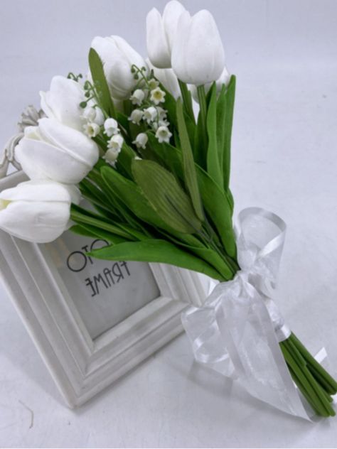 Tulip Bouquet Wedding, Sweet Pea Bouquet, Lily Of The Valley Bouquet, Bride Bouquets White, Small Wedding Bouquets, Flower Wedding Bouquet, Tulip Wedding, Pallet Wedding, Orchid Bouquet