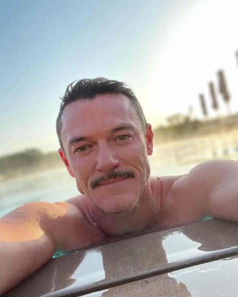 Luke Evans Actor, Luke Evans, Mirrored Sunglasses Men, Mirrored Sunglasses, Mens Sunglasses, Actors