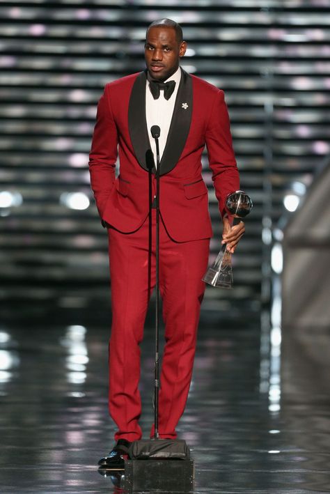 When you're 6'8" and 250 lbs. you're going to get noticed even in the most timid of outfits. But LeBron James left nothing to chance with this red tux for the ESPYs. Suits Latest Design, Wedding Suit Styles, Best Wedding Suits, Wedding Suits For Men, Grey Suit Wedding, Prom For Guys, Terno Slim, Tuxedo Coat, Prom Tuxedo