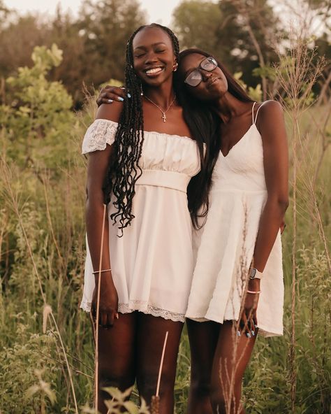 love this best friend duo 🌿🌸 #bestfriend #soulsisters #senior #seniorsunday #seniorpictures #graduation #photoshoot Best Friend Pictures Photo Shoots Black, Black Best Friend Photoshoot, Black Sisters Photoshoot, Sisters Picture Ideas, Bestie Photoshoot Ideas Black, Best Friend Duo, Friend Duo, Bestie Photoshoot, Duo Poses