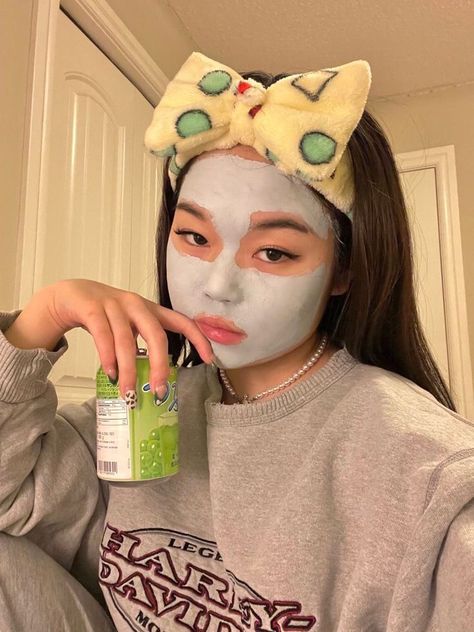 Face Mask Aesthetic, Mode Ulzzang, Mask Aesthetic, Foto Casual, Foto Poses, Healthy Girl, Healthy Lifestyle Inspiration, Foto Ideas Instagram, روتين العناية بالبشرة