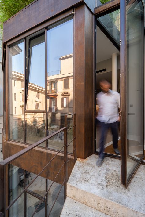 The wonderful restoration of a private home in a historic building in the center of Rome: a mix of beauty, design and great performance. Doors and windows in OS2 75 corten steel by Secco Sistemi, of course. || Lo stupendo restauro di un'abitazione privata in un edificio storico in centro a Roma: un mix di bellezza, design e grandi prestazioni. Serramenti OS2 75 in acciaio corten di Secco Sistemi, naturalmente. || Photos: d3visualization #architettura #architecture #corten #rome #restoration Corten Steel Door, 1930s House Extension, Stick House, Case In Pietra, Steel Front Door, Steel Cladding, 1930s House, Glass Building, Private Home