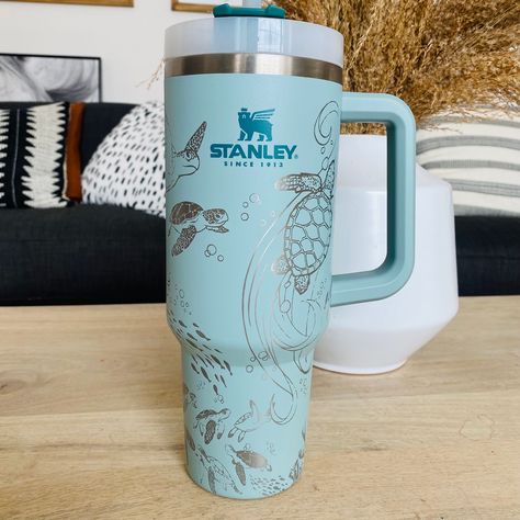 Sea Turtles Engraved Stanley Adventure Quencher 40oz Tumbler - Etsy Stanley Adventure Quencher, Beach Room Decor, Trendy Water Bottles, Stanley Adventure, Diy Water Bottle, Cute Coffee Cups, Cute Water Bottles, Custom Tumbler Cups, Tumbler Cups Diy