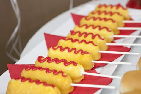 Hot Dog Bar Party, Baseball Food, Gender Reveal Food, Baseball Gender Reveal, Hot Dog Party, Summer Party Ideas, Hot Diggity Dog, Bbq Games, Heinz 57