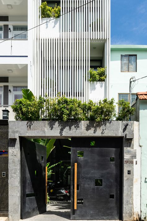 Vietnam Architecture, Outdoor Greenery, Nha Pho, Garage Studio, Storefront Design, Narrow House, Minimal House Design, Ground Floor Plan, Building Facade