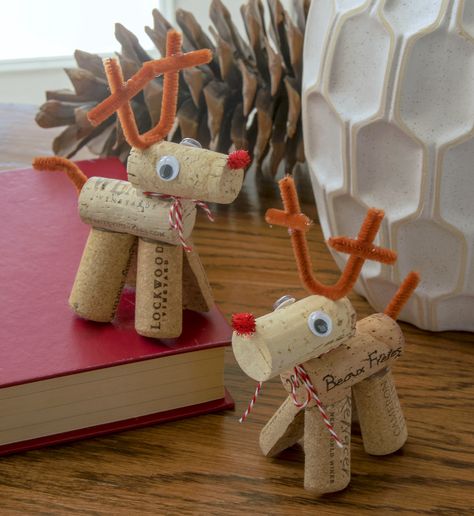 Wine Cork Reindeer, Cork Reindeer, How To Make Wine, Wine Cork Crafts Christmas, Recycled Christmas Decorations, Cork Crafts Christmas, Upcycled Christmas, Wine Cork Ornaments, Cork Ornaments