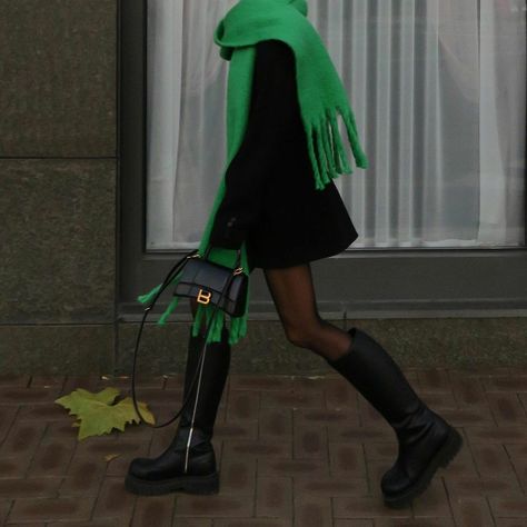 Green Outfit Fall, Green Scarf Outfit, Scarf Outfit Winter, Scarf Aesthetic, Getaway Outfit, Japan Outfit, Scarf Outfit, Green Scarf, Mode Ootd