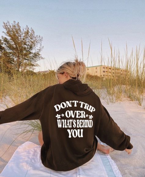 Hoodie Summer Outfit, Hoodies Men Style Fashion, Quotes Hoodies, Quote Hoodies, Summer Hoodies, Aesthetic Hoodies, Funny T Shirt Sayings, Hoodie Quotes, Shirt Dress Outfit