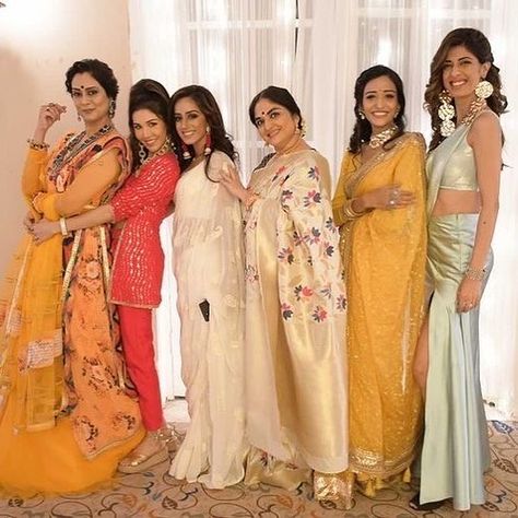 Tellychakkar Official ® on Instagram: “Ladies in their element 🤩 @tanu._.khan @indirakrishna101 @sargun_kaur.luthra @ash4sak @mallika453 @aishwarya_khare . . Follow -…” Sistrology Iqra Kanwal Engagement, Malaika Arora Khan Indian Wear, Kratika Sengar And Sharad Malhotra, Akshara Hina Khan In Yrkkh, Arishfa Khan Instagram, Hair Style Vedio, Indian Wedding Wear, Indian Fashion Dresses, Wedding Wear