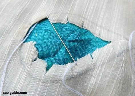 Reverse Applique Quilt, Appliques For Clothes, Reverse Applique Designs, Reverse Applique Tutorial, Applique Quilts Tutorial, Hand Sewn Crafts, Applique Fashion, Applique Techniques, Applique Clothes