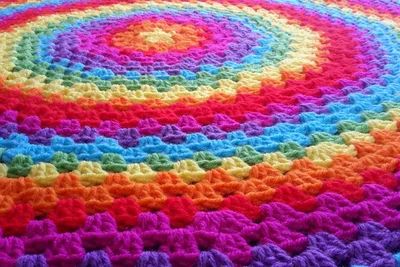 Round Granny Stitch Blanket Tutorial - Instructables Round Blanket Crochet Pattern, Granny Stitch Blanket, Crochet Blanket Round, Crocheted Rug, Granny Stripe Crochet, Cal Crochet, Granny Square Pattern Free, Crochet Granny Stitch, Round Blanket