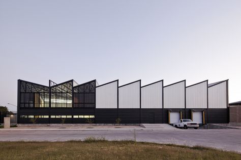 Built by ATELIER ARS° in Zapopan, Mexico with date 2014. Images by Onnis Luque. We wanted to propose a building that was able to communicate its industrial condition through the architectural eleme... Warehouse Architecture, Warehouse Plan, Industrial Facade, Factory Architecture, Commercial And Office Architecture, Warehouse Design, Industrial Architecture, Roof Architecture, Factory Design