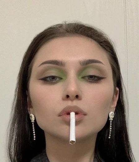 Soft Green Makeup, Hippie Makeup, Slay Makeup, Y2k Makeup, Makeup Photos, Pink Eye Makeup, Cute Eye Makeup, White Makeup, Green Makeup