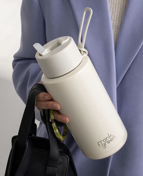 Water Bottle Frank Green, Aesthetic Water Bottle With Straw, Aesthetic Thermos, Frank Green Water Bottle Aesthetic, Bottle Of Water Aesthetic, White Frank Green, Aesthetic Tumbler Bottle, Termo Aesthetic, Cute Water Bottles Aesthetic