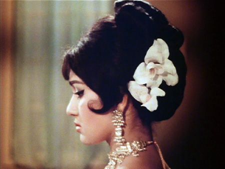 Asha Parekh, Bollywood Golden era actress Bollywood Vintage, Asha Parekh, Vintage Updo, Bollywood Glamour, Retro Bollywood, Bollywood Hairstyles, Vintage Bollywood, Indian Aesthetic, Indian Hairstyles