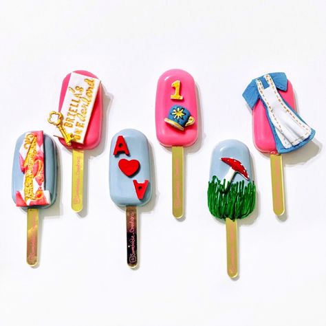 Alice in wonderland themed cakesicles. Onederland first birthday blue and pink Alice In Wonderland Cakecicles, First Birthday Blue, Cake Pop Designs, Office Halloween, Quinceanera Themes, Treat Ideas, Bear Wallpaper, Cake Pop, Blue And Pink