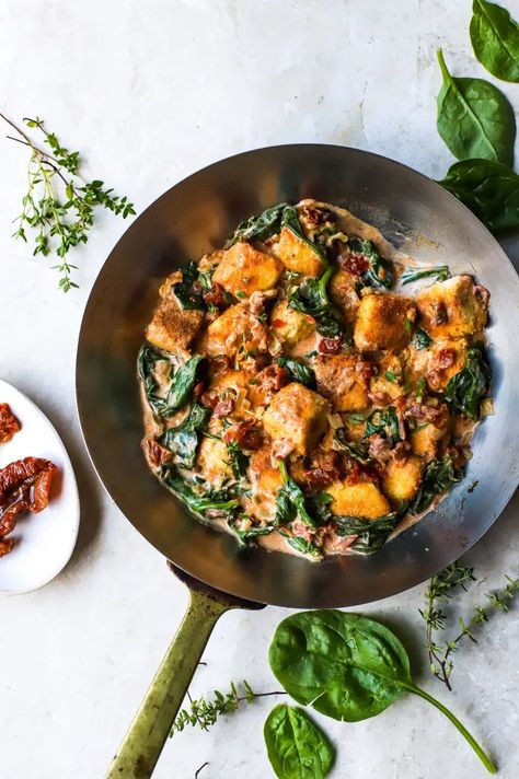 Cauliflower Gnocchi with Creamy Sun-Dried Tomato Sauce - food to glow Crispbread Recipe, Making Cauliflower Rice, Moroccan Carrot Salad, Lower Carb Meals, Creamed Kale, Cauliflower Gnocchi, Sun Dried Tomato Sauce, Raw Cauliflower, Creamy Tomato Sauce