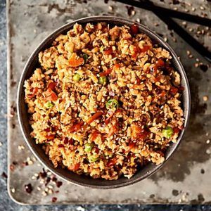 Ground Turkey Fried Rice - Show Me the Yummy Ground Turkey Fried Rice, Turkey Fried Rice, Soy Sauce Rice, Turkey Spices, Fried Brown Rice, Brown Rice Recipes, Carbohydrates Food, Chili Garlic Sauce, Ground Turkey Recipes