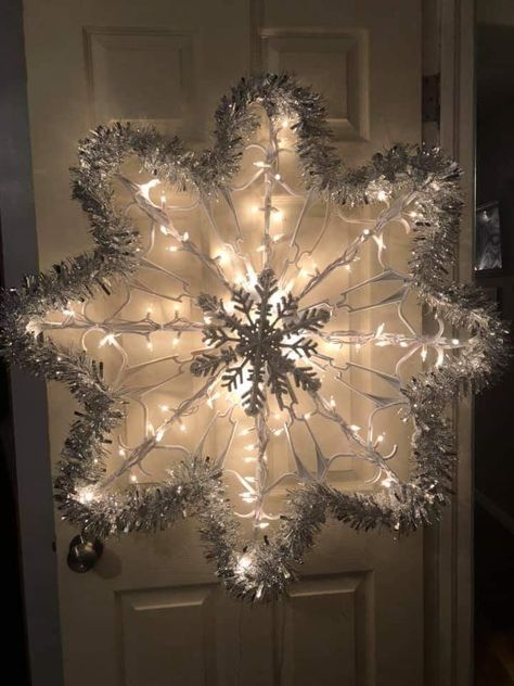 Wreath With Garland, Hanger Snowflake, Hanger Christmas Tree, Christmas Snowflakes Decorations, Christmas Coat, Hanger Crafts, Pathway Lights, Hanger Wreath, Idea For Christmas