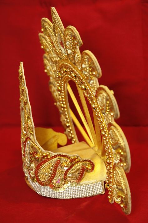 Krishna Crown, God Jewellery, Deity Clothes, Ganesh Decoration, Goddess Face, Crown Making, Cardboard Costume, Peacock Crafts, Flower Crafts Kids