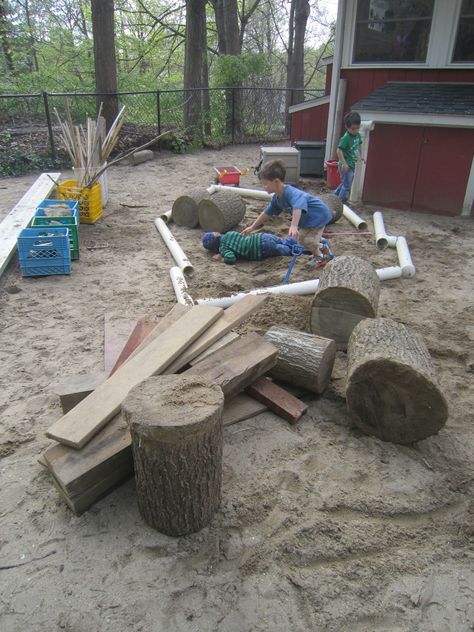 loose parts on the playground Natural Playground Ideas, Natural Play Spaces, Outdoor Play Space, Outdoor Learning Spaces, Outdoor Play Spaces, Playground Ideas, Kids Outdoor Play, Outdoor Education, Natural Playground