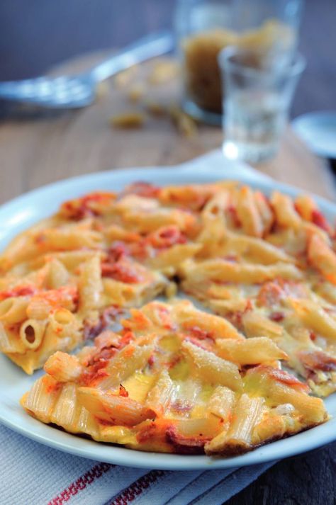 Neapolitan Omelette Pasta Omelette, Drying Pasta, Chopped Tomatoes, Baking Tins, Macaroni, How To Cook Pasta, Mozzarella, Macaroni And Cheese, Oven