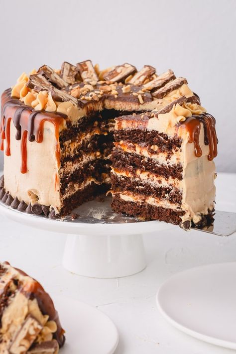 Triple Layer Cake, Snickers Cake, Kolaci I Torte, Cake Flavors, Deilig Mat, Cake Inspiration, Sweet Savory, Yummy Cakes, Layer Cake