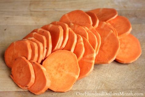 How to Dehydrate Sweet Potatoes - One Hundred Dollars a Month Homemade Sweet Potato Chips, Scalloped Sweet Potatoes, Vegetable Slice, Sweet Potato Slices, Salmon Potato, Veggie Chips, Sweet Potato Chips, Rice Ingredients, Recipes Appetizers And Snacks