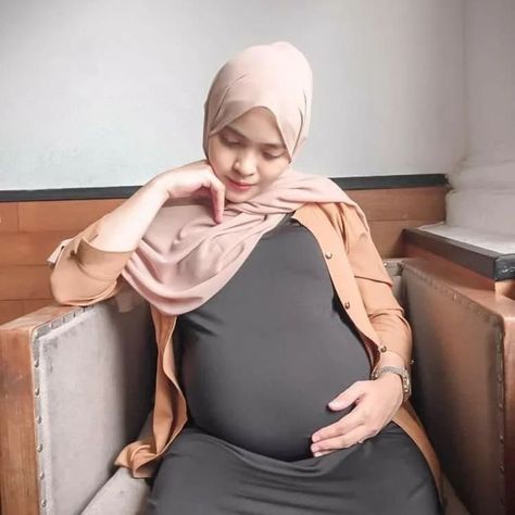 Girl Pregnant, Pregnant With A Girl, Maternity Photography Studio, Form Art, Beautiful Muslim Women, Pregnant Mom, Diy Life Hacks, First Baby, Muslim Women