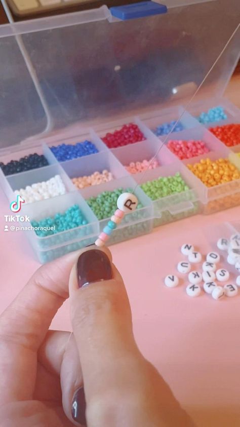 Idea colgante inicial 💡💡💡 [Video] | Handmade jewelry tutorials, Beaded jewelry diy, Handmade jewelry diy قلادات متدلية, Diy Beaded Rings, Bracelets Handmade Diy, Bracelet Craft Diy, Diy Jewelry Unique, Bead Charms Diy, Beaded Necklace Diy, Diy Bracelets Easy, Diy Bracelet Designs