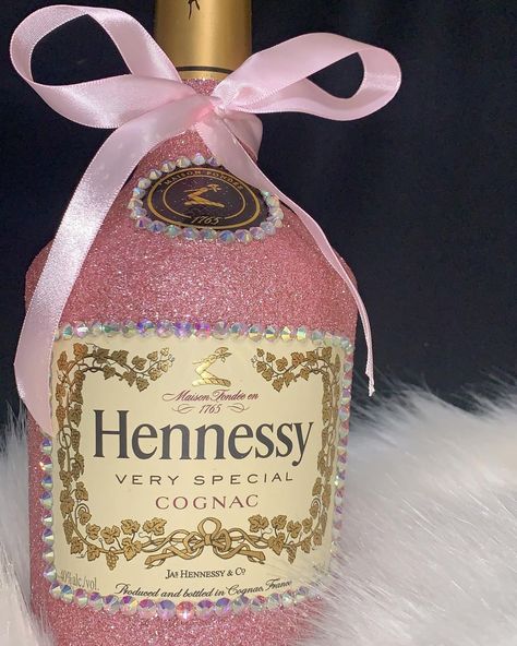 Glitter Hennessy Bottle, Hennessy Very Special Cognac, Hennessy Bottle, Bedazzled Bottle, Alcohol Bottle Crafts, Alcohol Bottles, Custom Bottles, Bottle Crafts, Pink Glitter