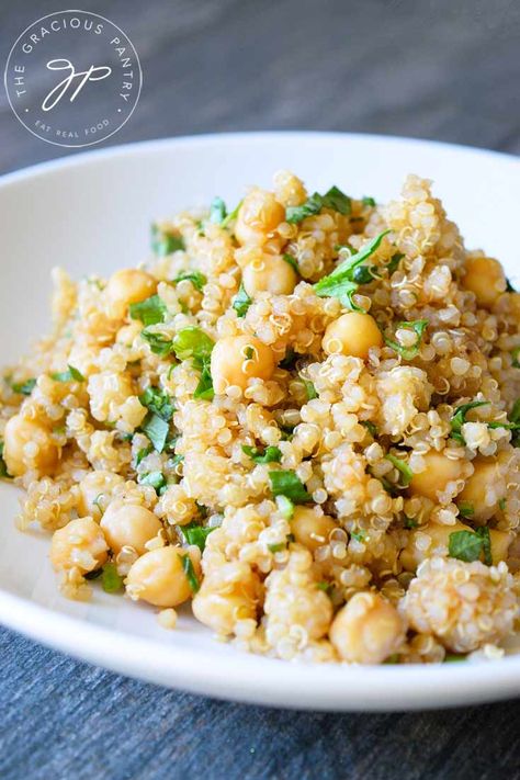 This Clean Eating Chickpea Basil Quinoa Salad is quick and easy to make, tastes great and even travels well for lunch the next day! Basil Quinoa, Quinoa Recipes Dinner, Cake Courgette, Clean Hacks, Clean Dinners, Clean Eating Vegan, Clean Baking Pans, Quinoa Salat, Clean Eating Recipes For Dinner