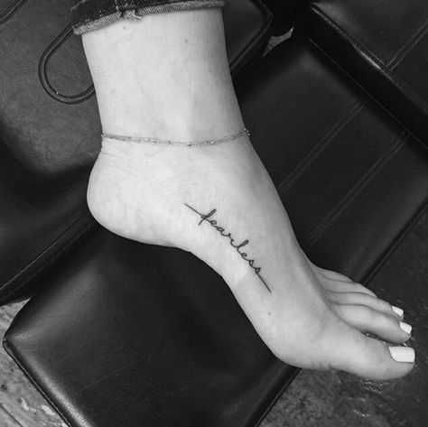 Fearless Tattoo, Wörter Tattoos, Small Foot Tattoos, One Word Tattoos, Tato Minimal, Nyc Tattoo, Foot Tattoos For Women, Inspiration Tattoos, Gorgeous Tattoos