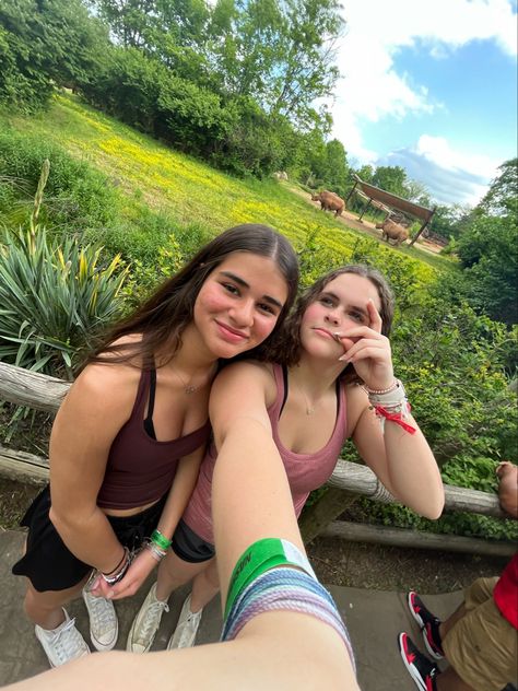 Zoo With Friends, Zoo Aesthetic With Friends, Zoo Pictures, Friend Pictures Poses, Summer Plans, Summer Goals, Friend Photoshoot, Friend Pictures, Picture Poses