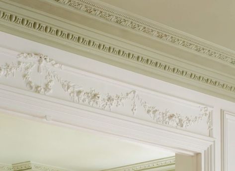 11 Creative Crown Molding Ideas to Add More Charm to Your Home Cheap Crown Molding, Crown Molding Ideas, Modern Crown Molding, Diy Crown Molding, California Craftsman, Wood Crown Molding, Molding Ideas, Windsor House, Millwork Details