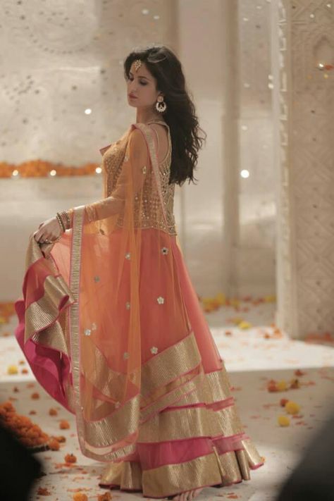 Love the colours! Want similar colour for my cousin's wedding ☺️ Peach Colour, Big Fat Indian Wedding, Salwar Kamiz, Pink Lehenga, Desi Clothes, Patiala Salwar, Indian Couture, Indian Attire, Katrina Kaif