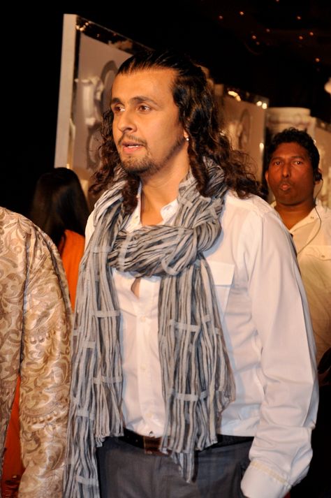 Sonu Nigam walks the red carpet at the Zee Rishtey Awards 2010 Sonu Nigam, Romantic Songs, The Red Carpet, Singers, Hd Wallpaper, Red Carpet, Fangirl, Dreadlocks, Carpet