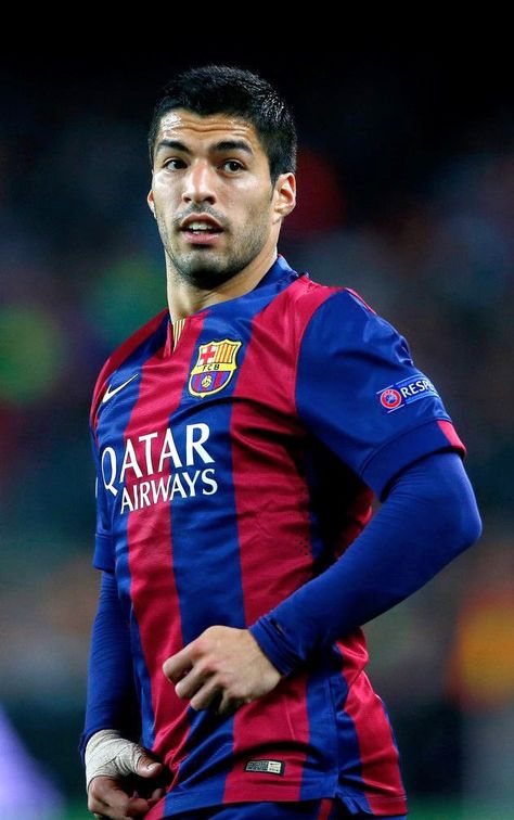 Suarez Barcelona, Dani Alves, Barcelona Futbol Club, Football Drills, Barcelona Catalonia, Good Soccer Players, Best Football Players, Fc Porto, Soccer Drills