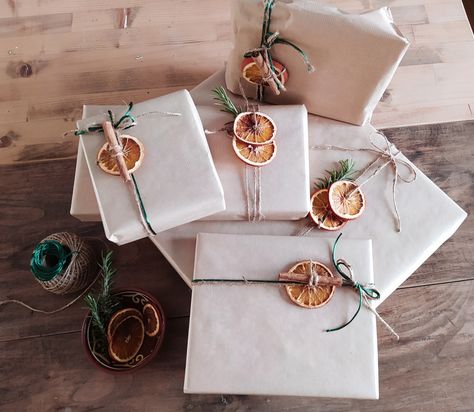 Simple Christmas gift wrapping decorations with dried orange, rosemary, and cinnamon sticks Cinnamon Sticks Christmas, Oranges Gift, Orange Christmas, Holiday Wrap, Easy Christmas Gifts, Orange Decor, Wrap Ideas, Holiday Gift Wrap, Wrapping Ideas