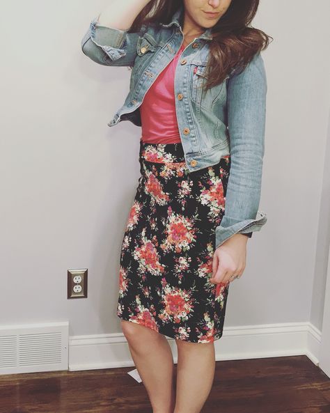 LuLaRoe Cassie skirt. Seriously the comfiest skirt of all time! www.facebook.com/groups/lularoetodyefor Church Casual Outfit, Spring Fasion, Librarian Fashion, Lula Outfits, Apostolic Style, Jw Fashion, Comfy Skirt, Apostolic Fashion, First Come First Serve