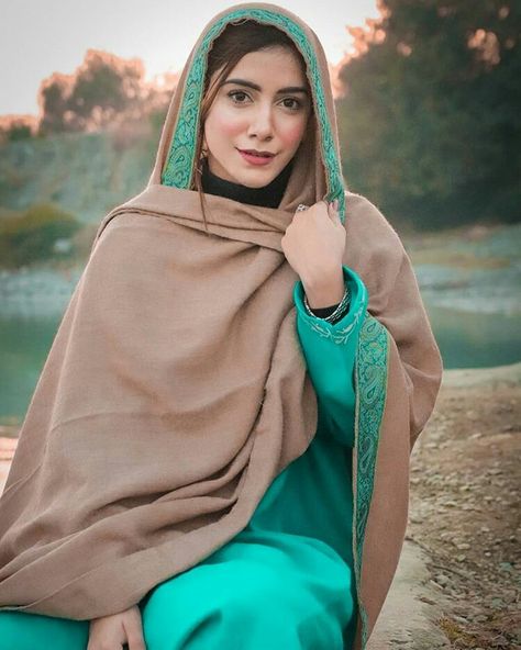 Dupatta On Head Style, Dupatta On Head, Kurti Styles, Dupatta Style, Finding Neverland, Heavy Dresses, Fancy Kurti, Plain Outfits, Fashion Now