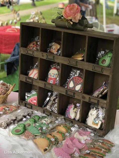 Полочка для пряников Biscuit Display Ideas, Packaged Cookie Display, Cookie Popup Display, Decorated Cookie Display, Market Cookie Display, Creative Cookie Display, Cookie Pop Up Shop Display Ideas, Cookie Booth Display Ideas, Selling Cookies At Farmers Market